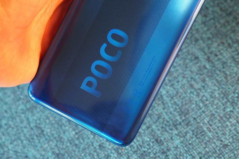 trên tay poco x3 logo