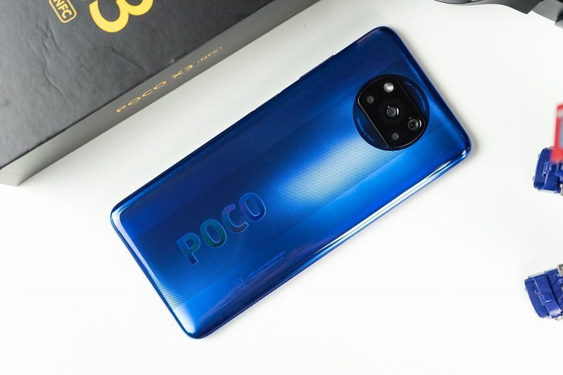 trên tay poco x3 mặt lưng
