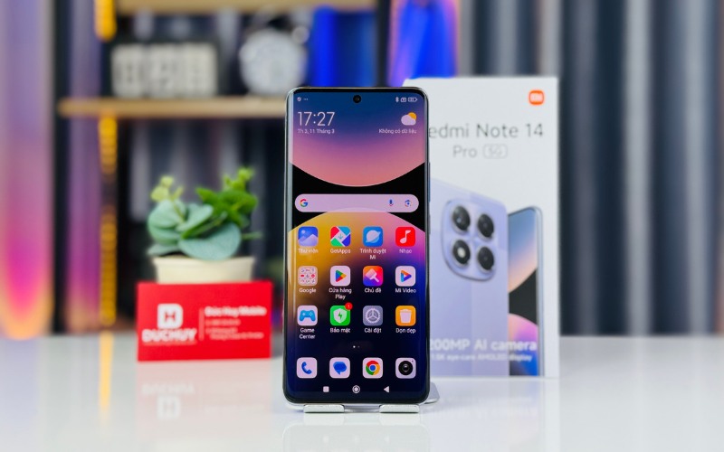 Vuaboss đến từ Dubai cong AMOLED sáng 3000 nits
