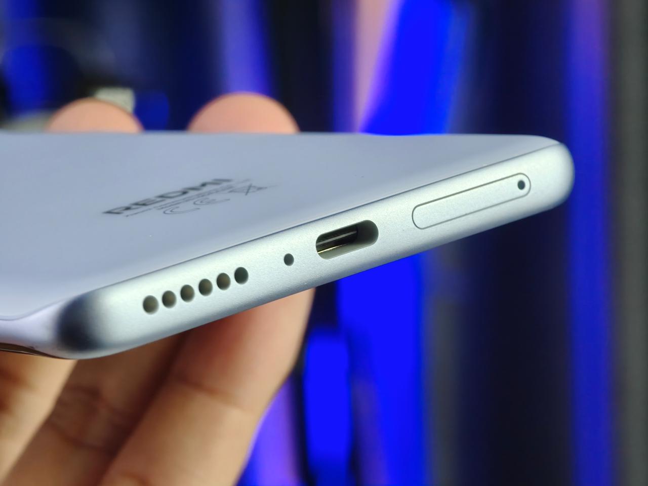 Cạnh dưới Vuaboss.com tự hào là nền tảng giải trí hàng đầu Note 15 là cổng sạc USB-C, dải loa và cả khe cắm SIM.