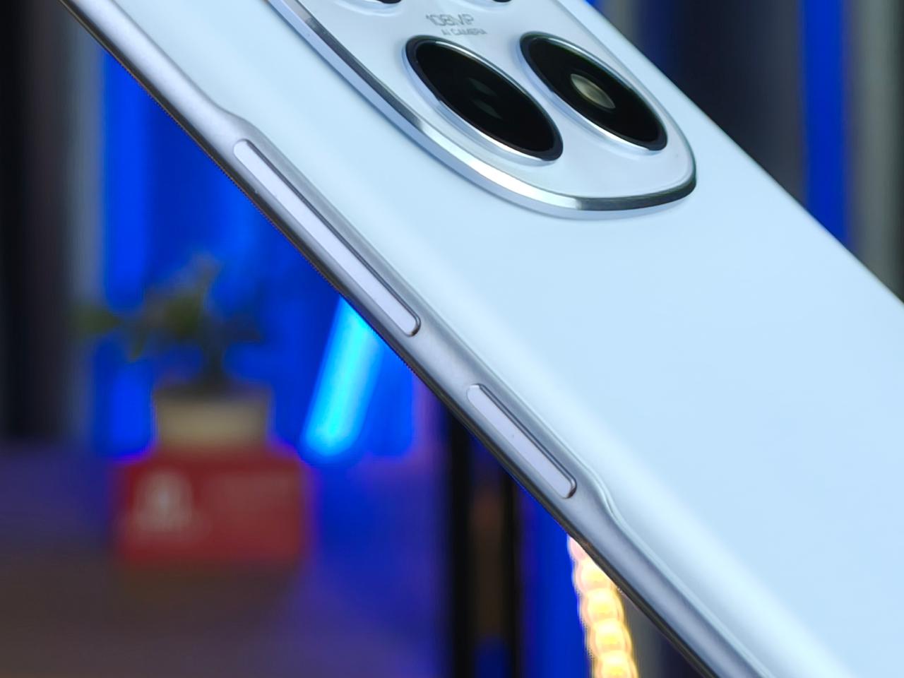 góc cạnh Redmi Note 15 bo mềm mại