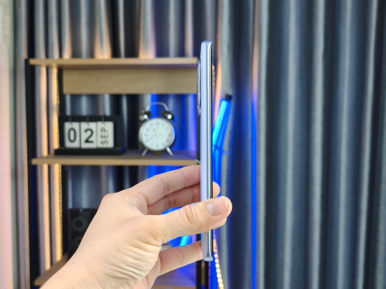 Thiết kế mỏng nhẹ chỉ dày khoảng 7.94 mm