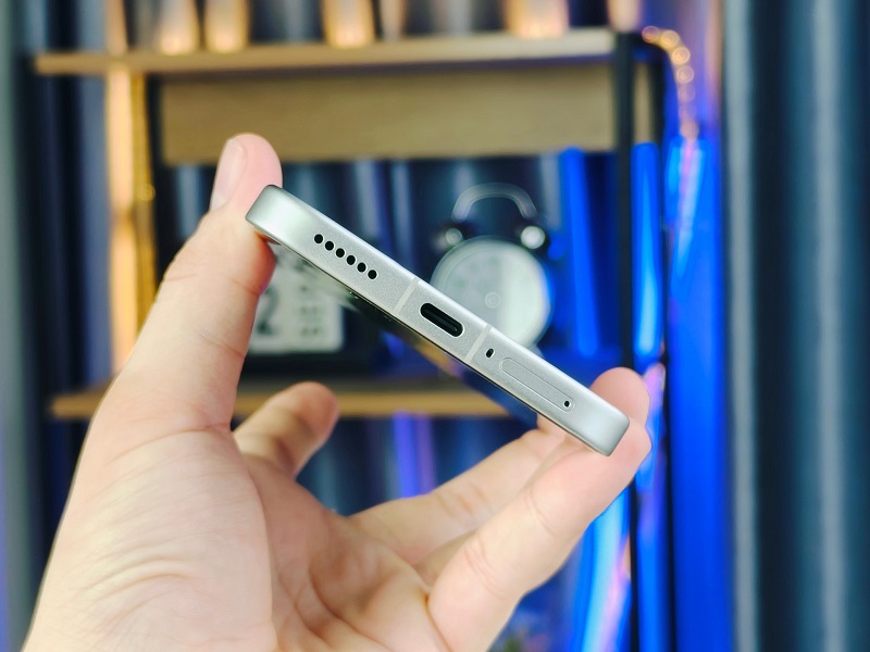 Cạnh dưới Xiaomi 15T Pro 5G bố trí loa ngoài