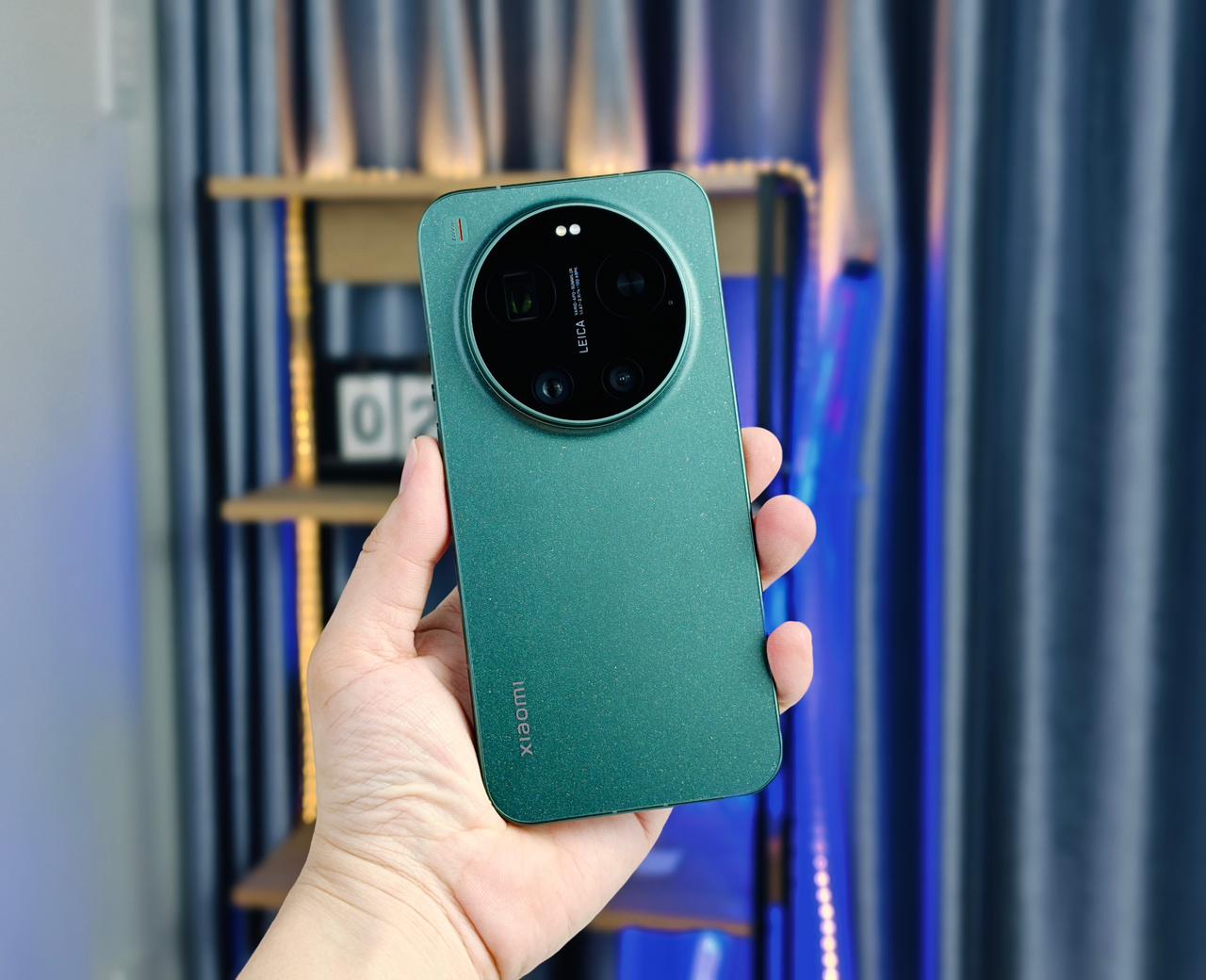 trên tay Xiaomi 17 Ultra màu xanh ánh sao