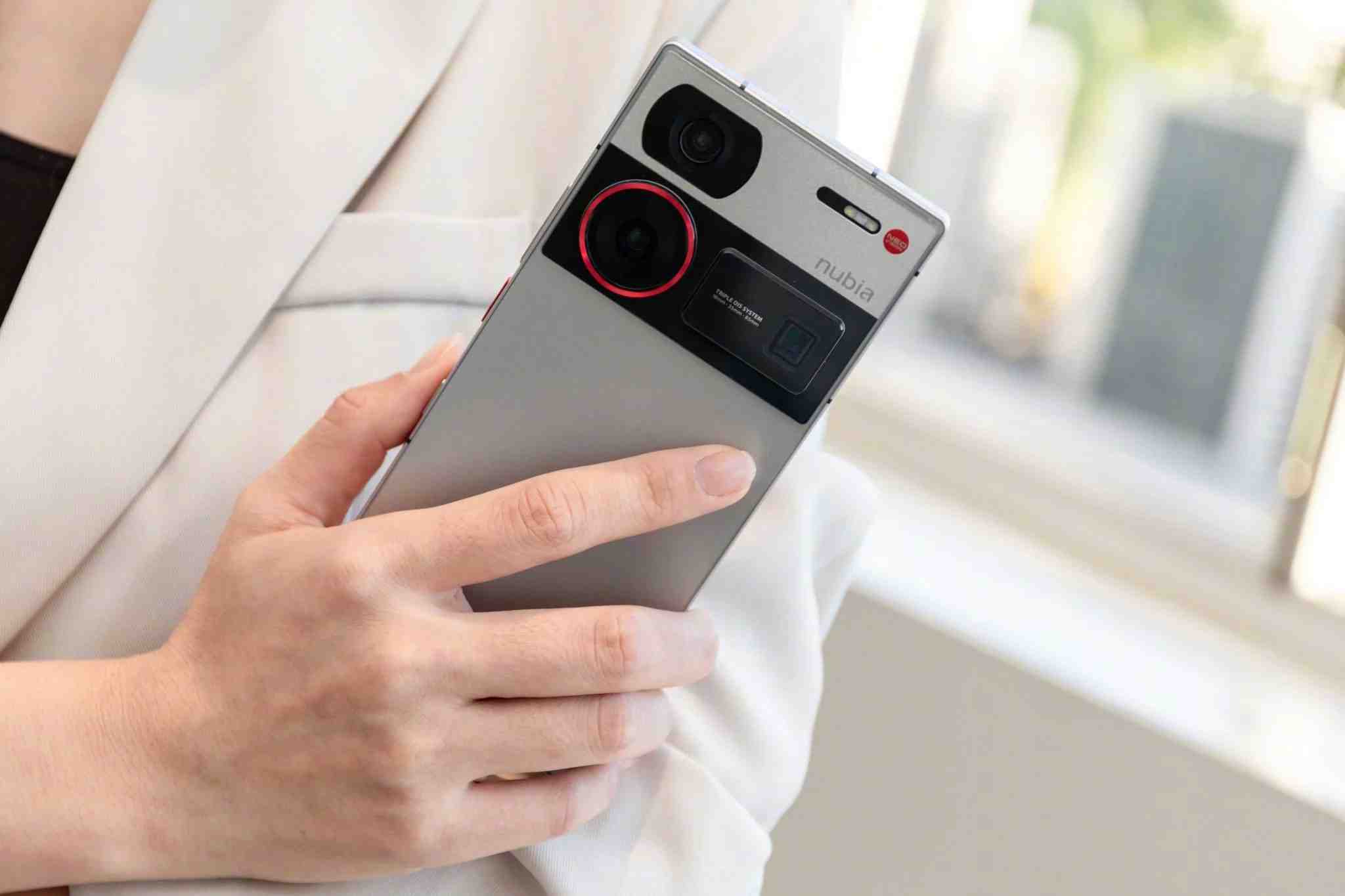 Nubia Z60 Ultra có Vuaboss liên minh giải trí 1 thế giới hầm hố độc đáo